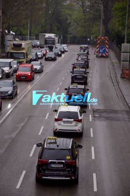 Stuttgart Mitte: Taxifahrerdemo am Karlsplatz