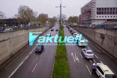 Stuttgart Mitte: Taxifahrerdemo am Karlsplatz