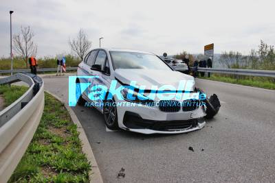 Heftiger Crash in Schorndorf - Vorderrad aus Elektroauto gerissen