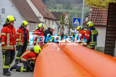 Katastrophenschutzübung in Bad Überkingen Mobiles Hochwasserschutzsystem auf 270m Länge wird aufgebaut.