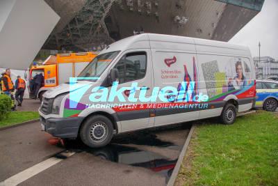 Stuttgart Zuffenhausen: Sprinter fährt gegen Verkehrsinsel