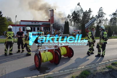 China-Restaurant brennt neben Tankstelle lichterloh - Familie obdachlos!