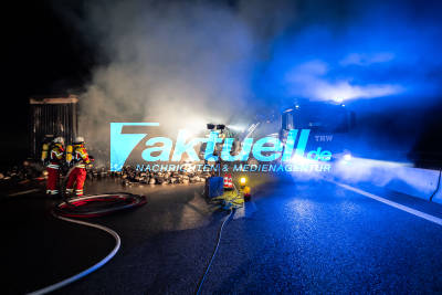 Sattelzugauflieger mit Baumwollgarn brennt auf der A8 bei Rutesheim komplett aus - Vollsperrung bis in Vormittag hinein