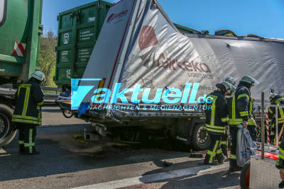 BAB8 3 LKW verunfallen schwer Höhe Raststätte Gruibingen Fahrtrichtung München A8
