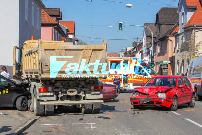 Notfall am Steuer: LKW rast ungebremst durch Einkaufsstraße und hinterlässt Trümmerfeld