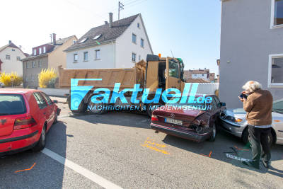 Notfall am Steuer: LKW rast ungebremst durch Einkaufsstraße und hinterlässt Trümmerfeld