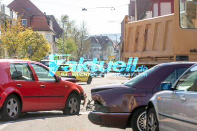 Notfall am Steuer: LKW rast ungebremst durch Einkaufsstraße und hinterlässt Trümmerfeld