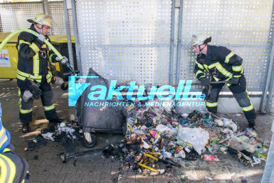 Rauchsäule über Stuttgart-Giebel: Mülltonnenbrand vereint Nachbarn bei strahlendem Sonnenschein auf der Straße