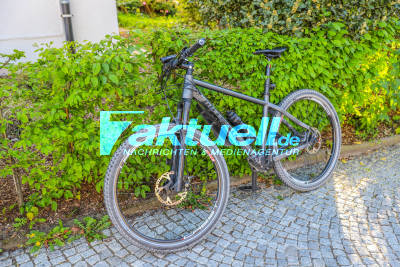 Schwerer Unfall in Ettlingen: Radfahrer von PKW erfasst und schwer verletzt - Rettungskräfte im Einsatz