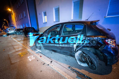 VW Passat CC mit deutlich überhöhter Geschwindigkeit im Wohngebiet kracht und rammt mehrere parkende PKW, ca. 70-80.000 Euro Schaden in Esslingen