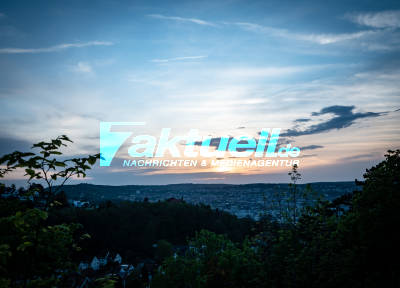 Sonnenuntergang (Wetter) über Stuttgart am Abend mit Fernsehturm und Funkturm