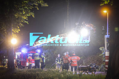 Personenunfall mit S-Bahn am Bahnhof Neckarpark - Offenbar Wasenbesucher von Bahn erfasst und schwer verletzt