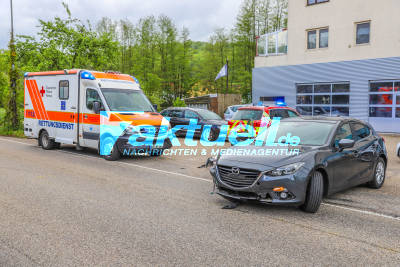 Schwerer Unfall in Zeutern: 51-Jähriger Biker nach Crash mit PKW schwer verletzt - Rettungshubschrauber und Feuerwehrkräfte im Einsatz