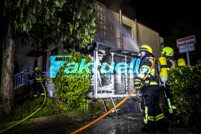 Erneutes Feuer in der Nacht im Kreis Ludwigsburg: Holzanbau von Wohnhaus durch Flammen vernichtet