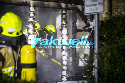 Erneutes Feuer in der Nacht im Kreis Ludwigsburg: Holzanbau von Wohnhaus durch Flammen vernichtet