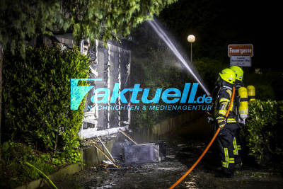 Erneutes Feuer in der Nacht im Kreis Ludwigsburg: Holzanbau von Wohnhaus durch Flammen vernichtet