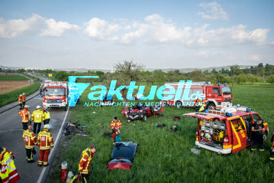 Mutter stirbt bei Frontalcrash: Beide Kinder und Unfallverursacher schwer verletzt - Rettungshubschrauber im Einsatz