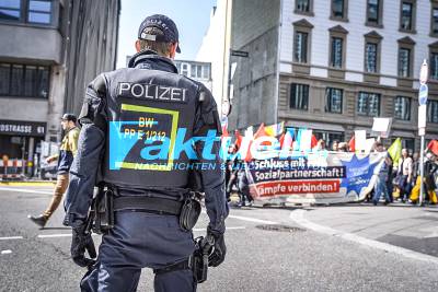 Polizist wird in die Menge gezogen - 1. Mai Demonstration startet auf dem Stuttgarter Marienplatz
