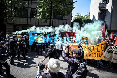 Polizist wird in die Menge gezogen - 1. Mai Demonstration startet auf dem Stuttgarter Marienplatz