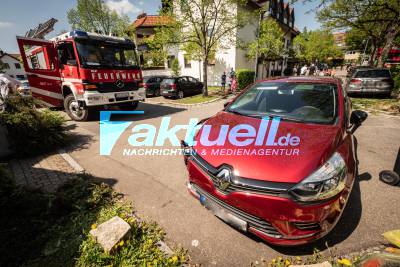 PKW kracht in Hauseingang eines Mehrfamilienhaus, Feuerwehr sichert den Eingangsbereich und bergen das verunfallte Fahrzeug