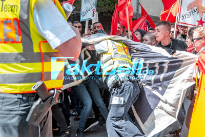 Polizist wird in die Menge gezogen - 1. Mai Demonstration startet auf dem Stuttgarter Marienplatz