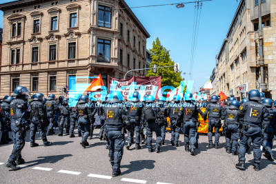 Polizist wird in die Menge gezogen - 1. Mai Demonstration startet auf dem Stuttgarter Marienplatz