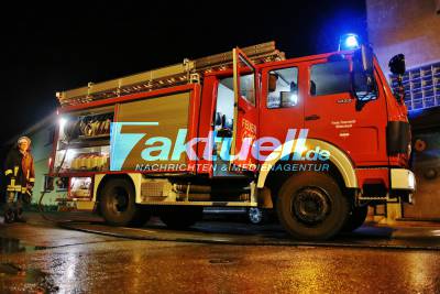 Fahrzeugbrand an Winterbacher Kreisverkehr - Transporter brennt aus - Feuerwehr im Einsatz