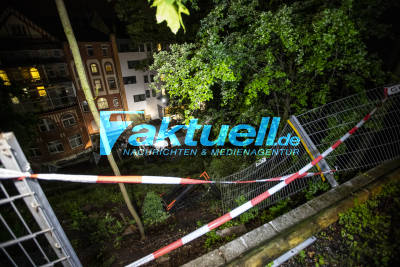 Abflug auf Psychiatrie-Hof im Stuttgarter Süden: SUV stürzt 20 Meter tief in Abgrund und landet mit dem Dach auf Kleinwagen