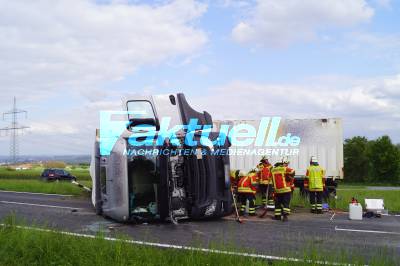 LKW muss auf der L1106 Geisterfahrer ausweichen und kippt dabei um 