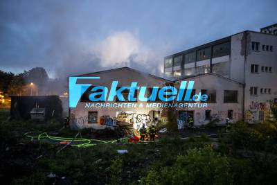 Brand in leerstehender Lagerhalle in der Hofener Straße - Starke Rauchentwicklung