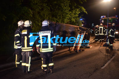 Mit halsbrecherischem Tempo Polizei abgehängt - Kleinwagen auf Flucht schwer verunglückt