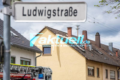 Riesige Feldplane weht auf Stromleitung und Häuser - Abriss und Evakuierung mehrerer Gebäude, Bergung mit Drehleiter in Filderstadt-Bernhausen