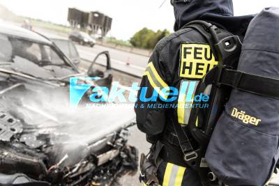 Fahrzeug brennt  auf der A8 bei Heimsheim im Motorraum komplett aus - Auto schafft es noch in Nothaltebucht