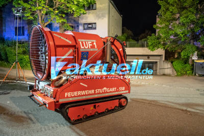 PKW-Brand in Tiefgarage in Stuttgart-Weilimdorf: Alte Mercedes S-Klasse brennt in Tiefgarage komplett aus - Feuerwehr zieht Lüftungsroboter hinzu