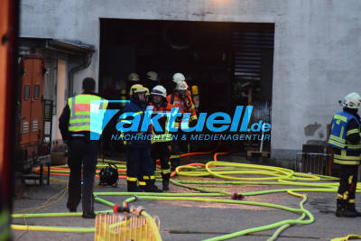 Helle Flammen am Nachthimmel: Steht eine Lagerhalle in Angelbachtal in Vollbrand?