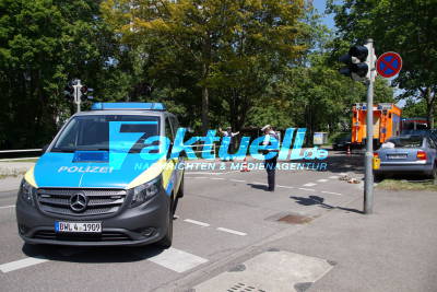 Stuttgart Rot: PKW rast gegen Baum