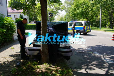 Stuttgart Rot: PKW rast gegen Baum