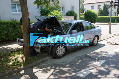 Stuttgart Rot: PKW rast gegen Baum