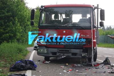 Motorrad prallt in LKW - Kradfahrer schwer verletzt