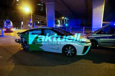 Stuttgart: Betrunkener verursacht Unfall mit 100 000 Euro Schaden / Kracht in Wasserstoffberiebenes Taxi - beleidigt auch noch Polizeibeamte