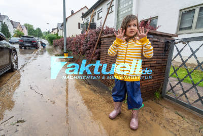 Unwetter im Lkr Esslingen: Starkregen verwüstet Deizisau - Schlammige Anwohner packen an! Frau im O-Ton