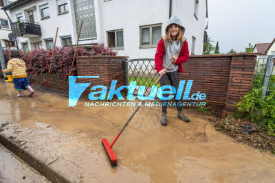 Unwetter im Lkr Esslingen: Starkregen verwüstet Deizisau - Schlammige Anwohner packen an! Frau im O-Ton