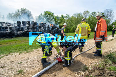 250 Strohballen brennen auf offenem Feld in Nürtingen-Raidwangen - Feuerwehr stundenlang im Löscheinsatz