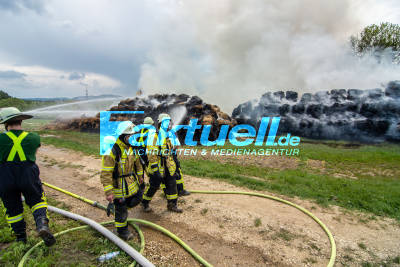 250 Strohballen brennen auf offenem Feld in Nürtingen-Raidwangen - Feuerwehr stundenlang im Löscheinsatz