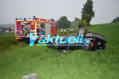 Auf nasser Fahrbahn überschlagen - Mehrere Verletzte nach Crash bei Sinsheim