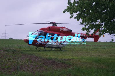 Pkw kracht aus gesundheitlichen Gründen gegen Baum - Fahrerin in Lebensgefahr - Rettungshubschrauber im Einsatz