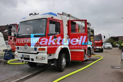 Elektrofahrzeug brennt auf Parkplatz aus und steckt weitere Pkws in Brand - Akku explodiert - Teile fliegen bis zu 50 Meter weit