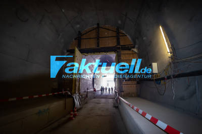 Tag der offenen Baustelle in Ulm am Albabstiegstunnel mit Tunnelinnenansichten, Tunnelportal und Baufeld Ulmer Hauptbahnhof