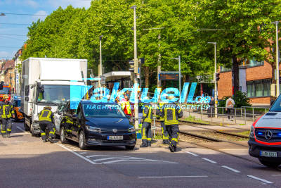 Heftiger Auffahrunfall mit einem LKW, zwei PKW und einem Verletzten an der Kreuzung Schwab-/ Bebelstraße in Stuttgart West
