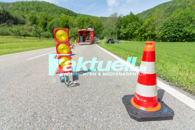 Militär-Kranwagen kommt auf der Hochwanger Steige von der Fahrbahn ab und stürzt auf die Seite - Feuerwehr nimmt auslaufende Betriebsstoffe auf, Fahrer klettert aus dem Wrack